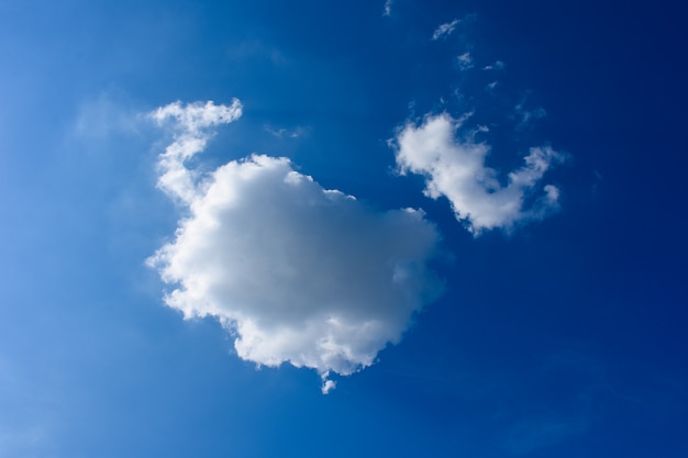 Фото Большие и маленькие облака на голубом небе и в утренний добрый день
