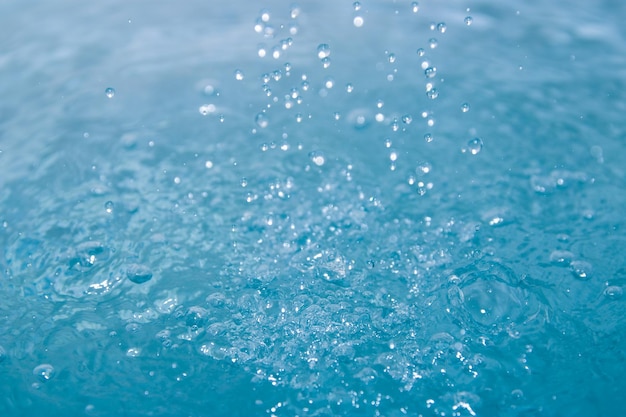 写真 青い水は泡と水で新鮮に見える