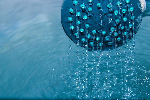 写真 青い水は泡と水で新鮮に見える