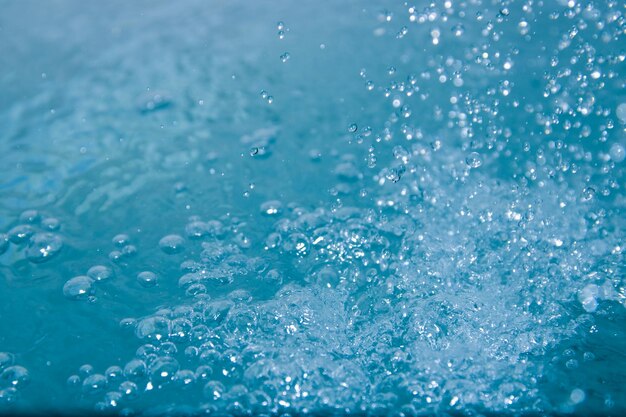 Фото Голубая вода выглядит свежей с пузырьками и водой.