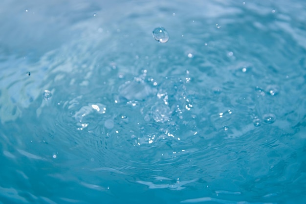 Фото Голубая вода выглядит свежей с пузырьками и водой.