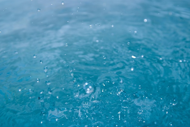 写真 青い水は泡と水で新鮮に見える