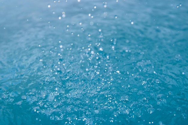 Фото Голубая вода выглядит свежей с пузырьками и водой.