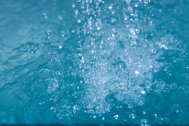 사진 파란 물은 거품과 물로 신선해 보입니다.