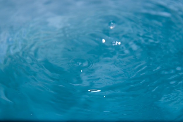 写真 青い水は泡と水で新鮮に見える