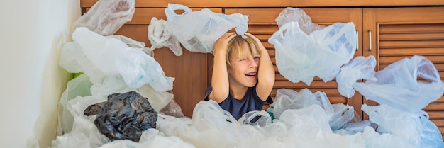 남학생 부모는 비닐봉투를 너무 많이 사용해서 부엌 전체를 쓰레기 제로로 채웠습니다.
