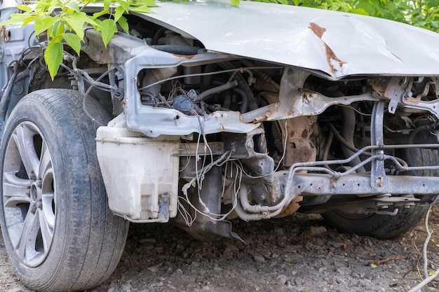 사진 범퍼가없는 전기 드라이브가 달린 오래된 녹슨 자동차의 부서진 몸 사고 후 난파 된 자동차 오래된 자동차의 재활용