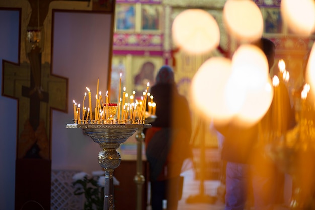 写真 正教会の祈りのための燃えるろうそく