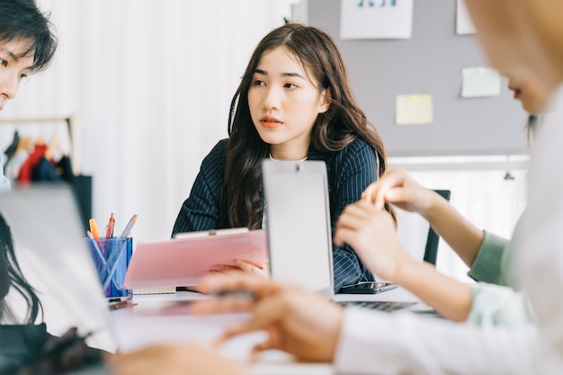 사진 비즈니스 팀원들이 함께 다음 달 계획을 논의하고 있습니다.