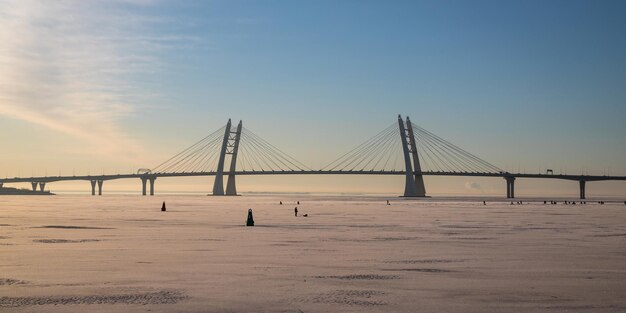 写真 フィンランド湾の船フェアウェイ (ship fairway) の上のケーブルスタイド橋は氷で覆われています