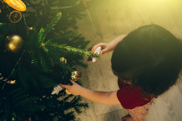 Фото Ребёнок украшает рождественскую елку