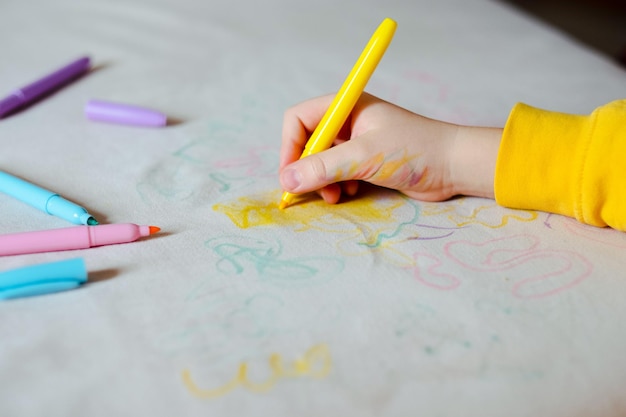 ソファの張り地にサインペンで子供の手で絵を描く。家具生地。クリーニング