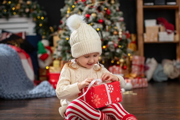 写真 子供がギフトボックスを開ける