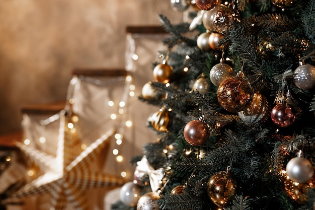 Фото В канун рождества и нового года интерьер комнаты украшают подарки и гирлянды.