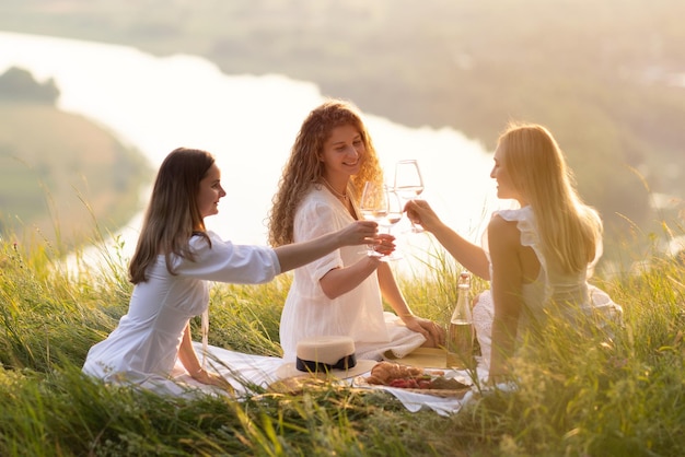 写真 女性の友達が夏のピクニックを楽しんでいる