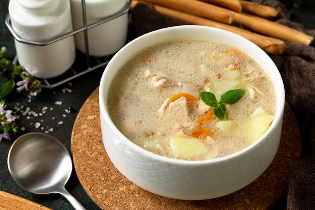 Концепция здорового и диетического питания вкусный суп с куриным сливочным сыром и хлопьями