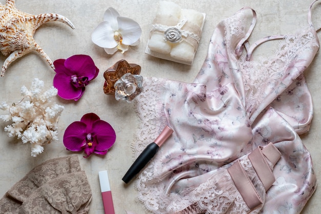 写真 ブログの美しさの概念、ネグリジェ、ストッキングのベルト、化粧品、香水。