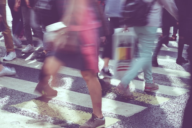 写真 街の通りのぼやけた歩行者交通の概念