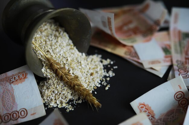Фото Понятие о стоимости зерна банкнотами 5000 рублей вокруг горсти перемолотого зерна мировой голод