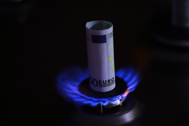 Фото Стоимость газа кризис евро 100 евро на газовой горелке санкции на российский газ