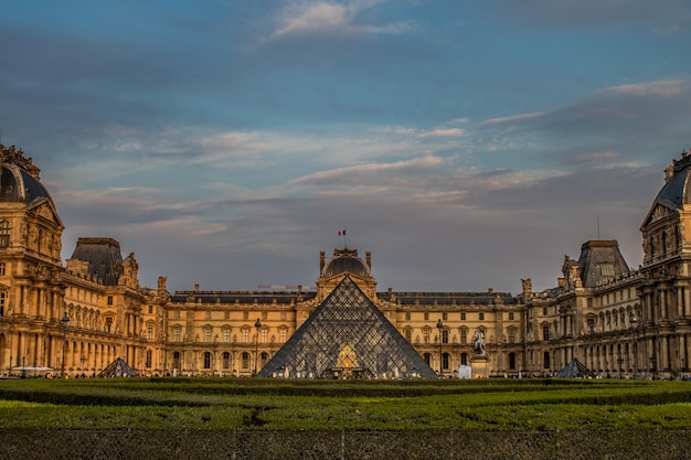 Фото Внутренний двор и большая пирамида музея лувр в париже, франция
