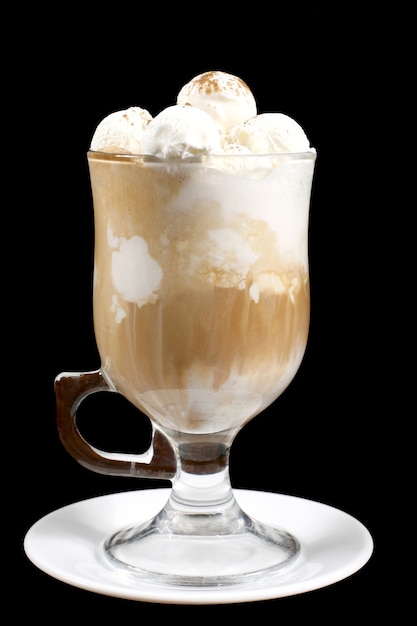 Фото Молочное мороженое в чашке на черном фоне. сладкий десерт. высококалорийная еда
