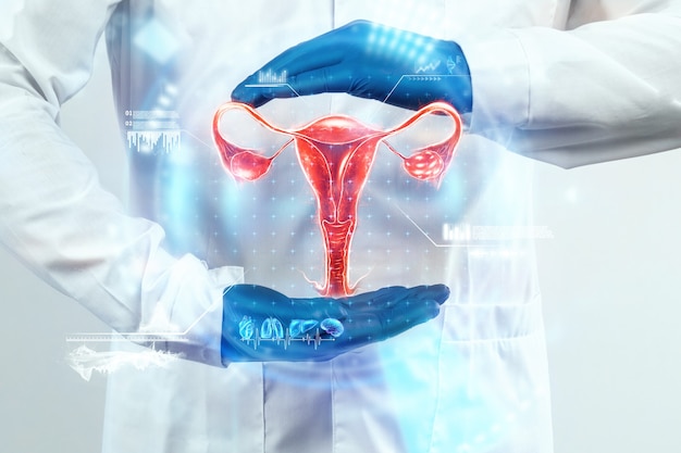 Врач смотрит на голограмму женской матки, проверяет результат анализа. заболевания яичников, внематочная беременность, болезненные месячные, хирургия, инновационные технологии, медицина будущего.