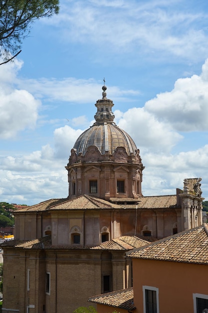 사진 흐린 하늘을 배경으로 고대 로마 건물의 돔