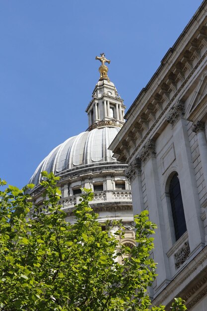 Фото Купол собора святого павла на фоне голубого ясного неба в лондоне, великобритания