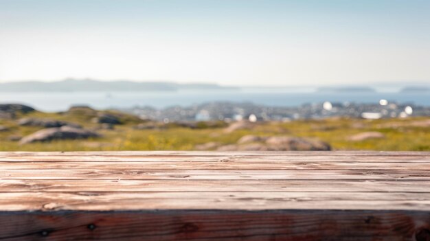 写真 夏のグリーンランドのぼかした背景を持つ空の木製の茶色のテーブルトップ