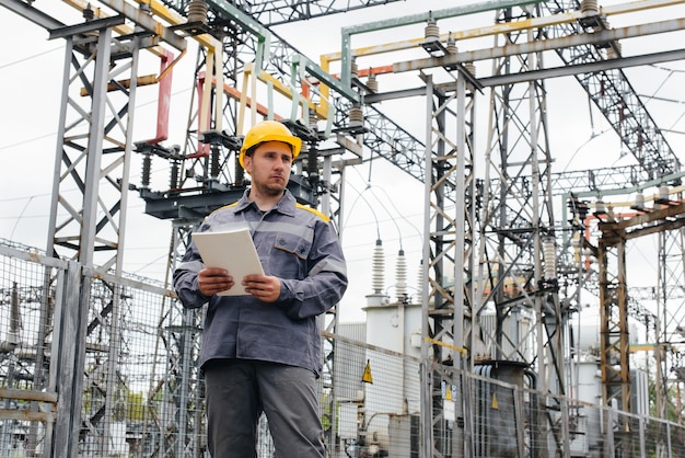 에너지 엔지니어는 변전소의 장비를 검사합니다. 전력 공학. 산업.