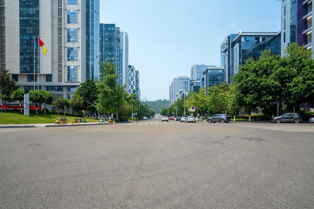 高速道路と近代的な都市のスカイラインは中国の重慶にあります