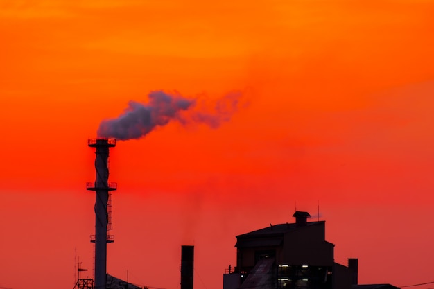 Фото Фабрика выпустила дымовую трубу на закате глобальное потепление