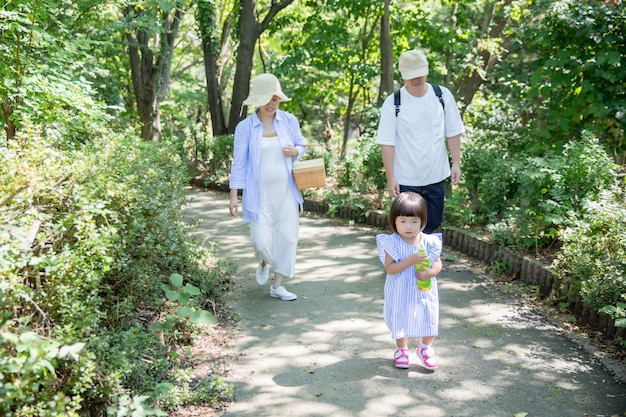 사진 공원에서 노는 가족