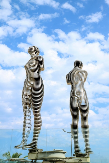 ジョージア州アジャリア地方のバトゥミ市にあるアリとニノの有名な動く恋人たちの彫刻