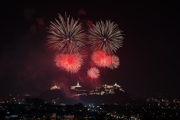 사진 세부 사항에서 검은 하늘에 불꽃