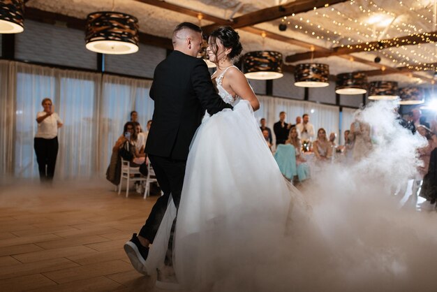 写真 レストラン内での新郎新婦の最初のダンス