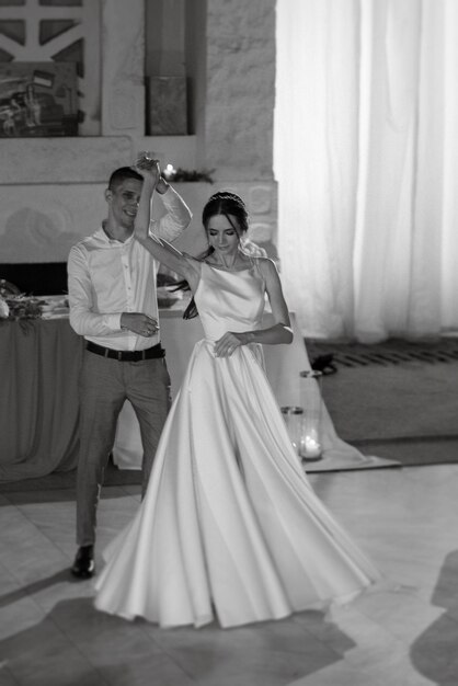 写真 新郎と新婦の結婚式のダンス
