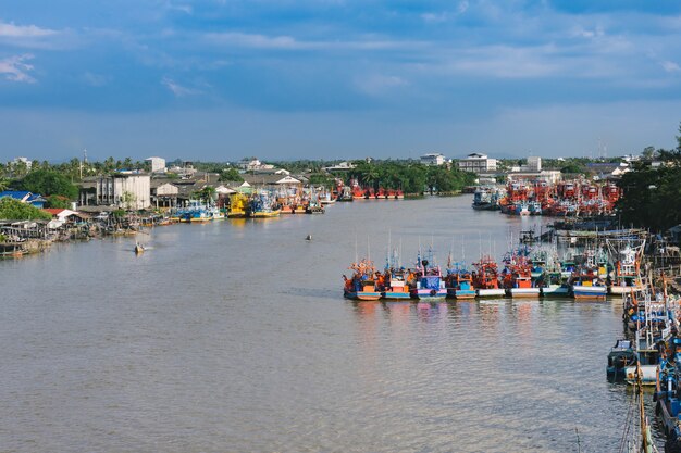 写真 タイのパタニの停泊所で漁船。