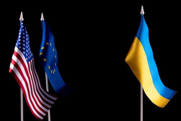 Фото Флаг украины сша и европы на черном фоне концепция поддержки