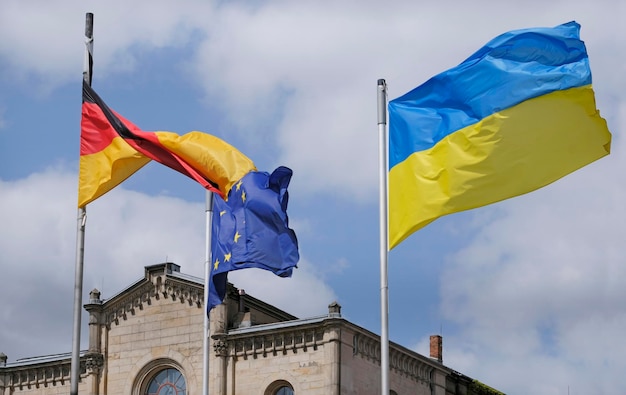 写真 ウクライナドイツ欧州連合 (eu) の国旗が吹き飛ばされた