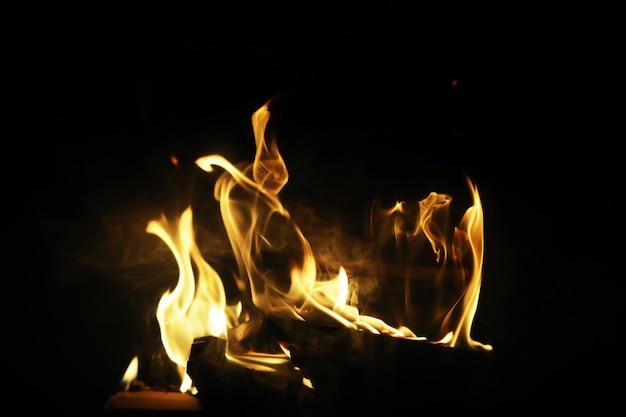 カントリーハウスの暖炉で燃える木の炎石炭と火花