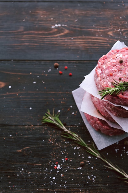 写真 ハンバーガーを焼くための牛ひき肉の形成