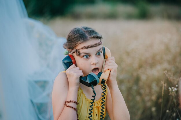 写真 女の子は電話をかけます