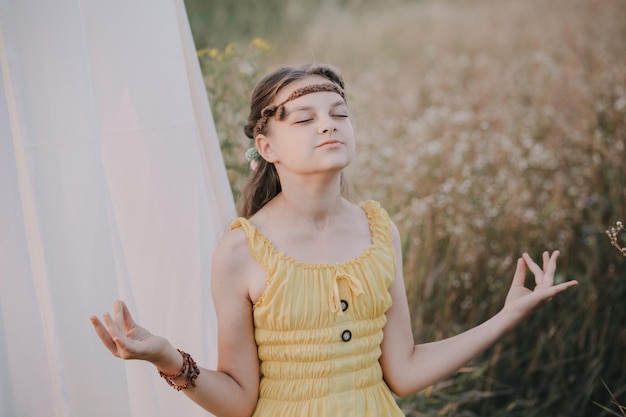 写真 女の子は通りでヨガをしています