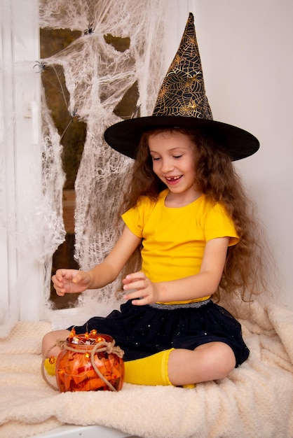 Фото Девушка готовится к празднику хэллоуин