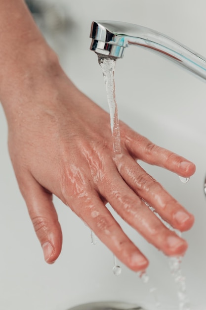 Фото Девушка моет руки, чтобы не заразиться вирусом ковид