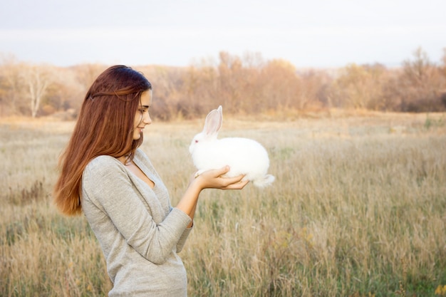 ウサギを持つ少女