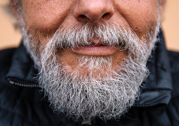 写真 灰色のひげを生やした老人のおじいちゃん