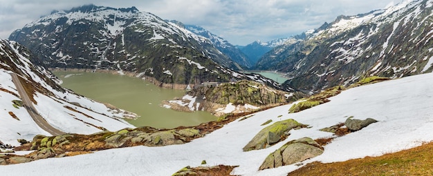 スイスの湖とグリムゼル峠の夏の風景